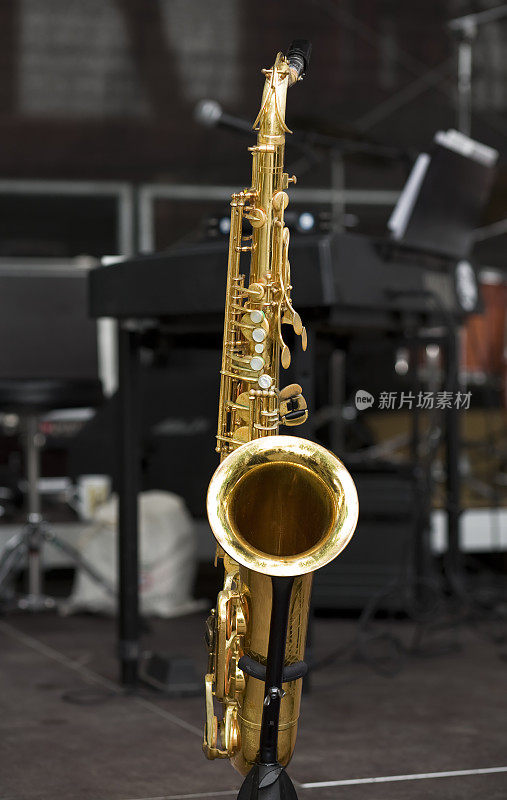 Saxophon在舞台上