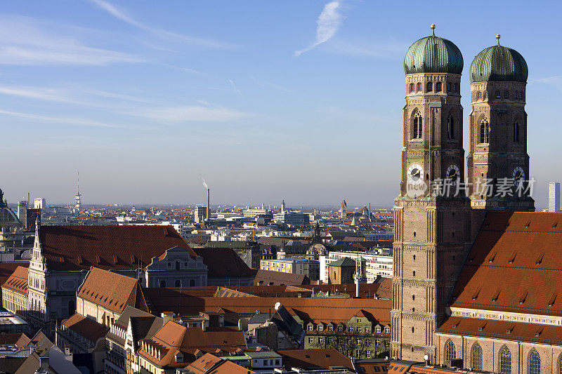 红色屋顶的慕尼黑市中心鸟瞰图
