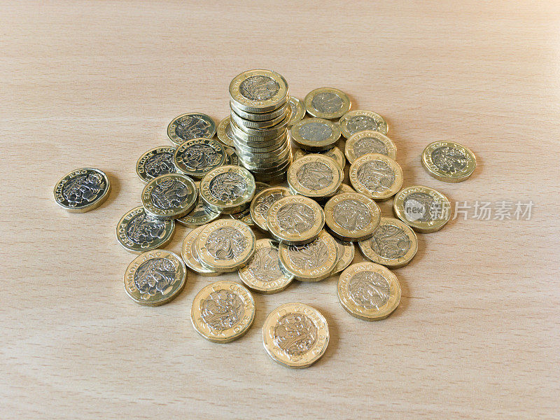 一堆新的英镑硬币