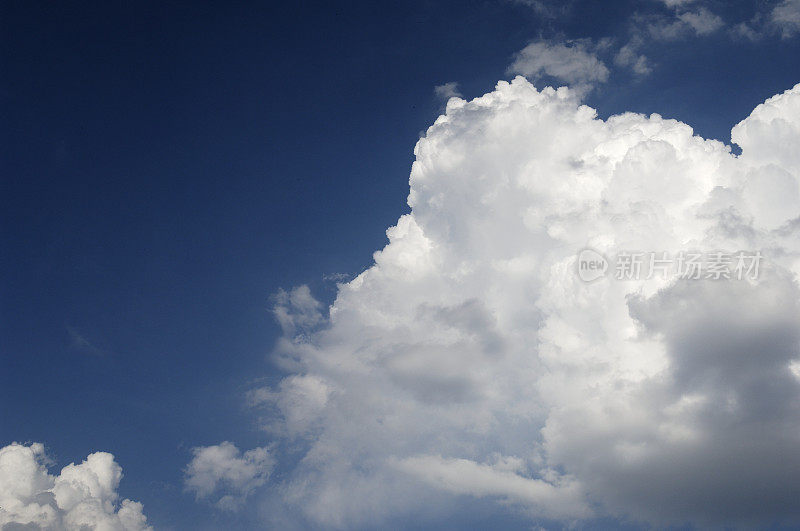 戏剧性的夏天Cloudscape