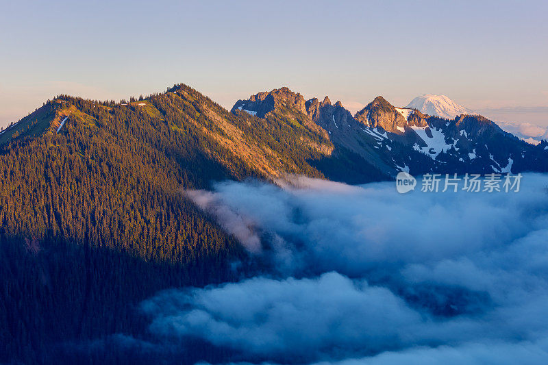 州长岭和亚当斯山在雷尼尔山国家公园