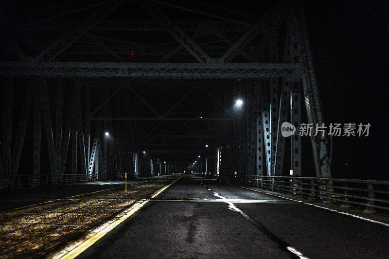 进入深夜高速公路大桥