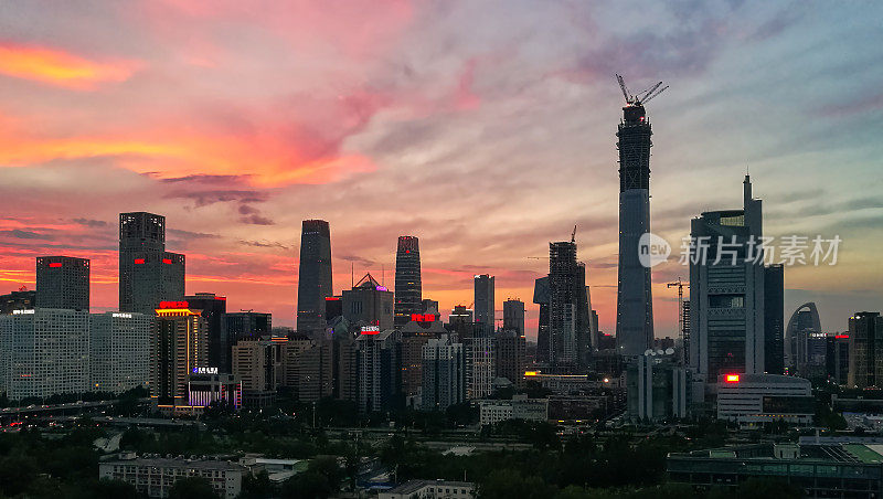 夜晚的北京中央商务区高楼大厦天际线，中国城市景观