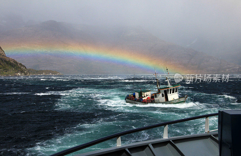 一艘渔船在智利贝纳多奥希金斯国家公园峡湾获救