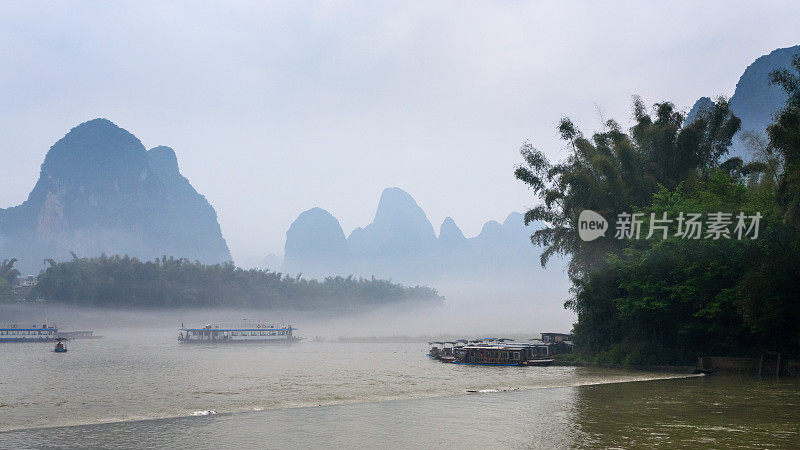 客船在薄雾中掠过兴平附近的河流