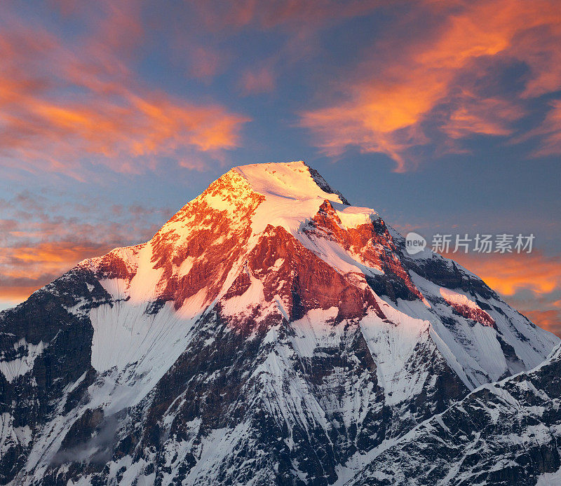 尼泊尔喜马拉雅山的道拉吉里山的傍晚日落