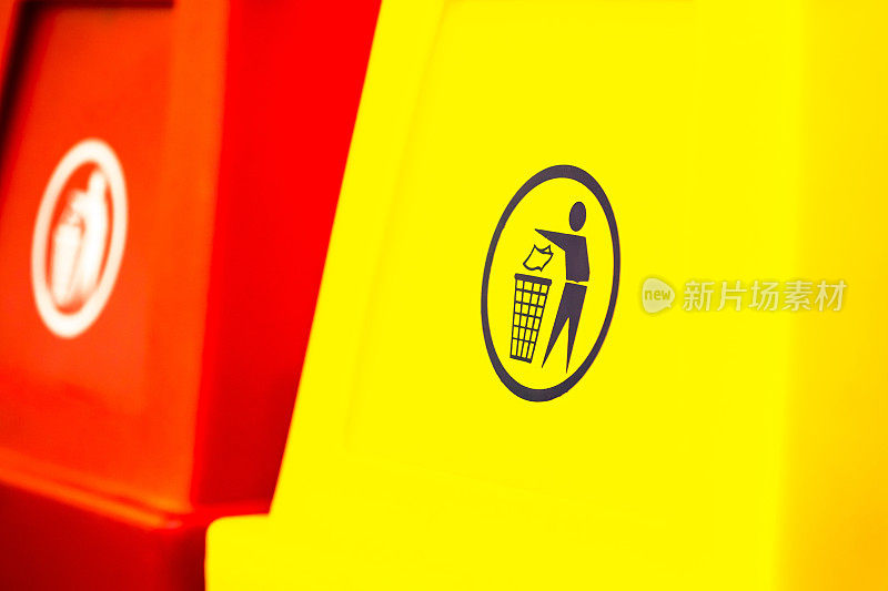 黄色的垃圾桶上有标志