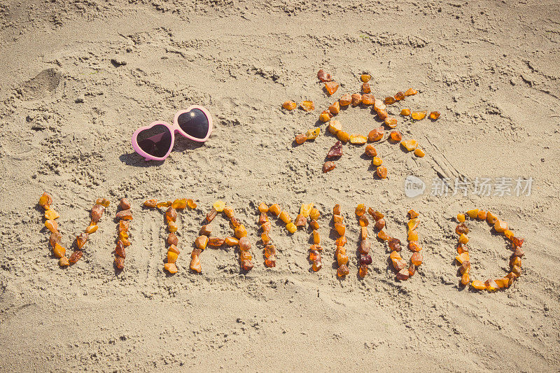 太阳镜，铭文维生素D和形状的沙滩上的太阳，夏天的时间和健康的生活方式