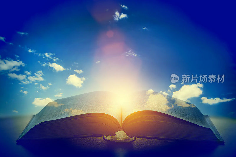 打开旧书，光来自天空，天堂。教育、宗教概念