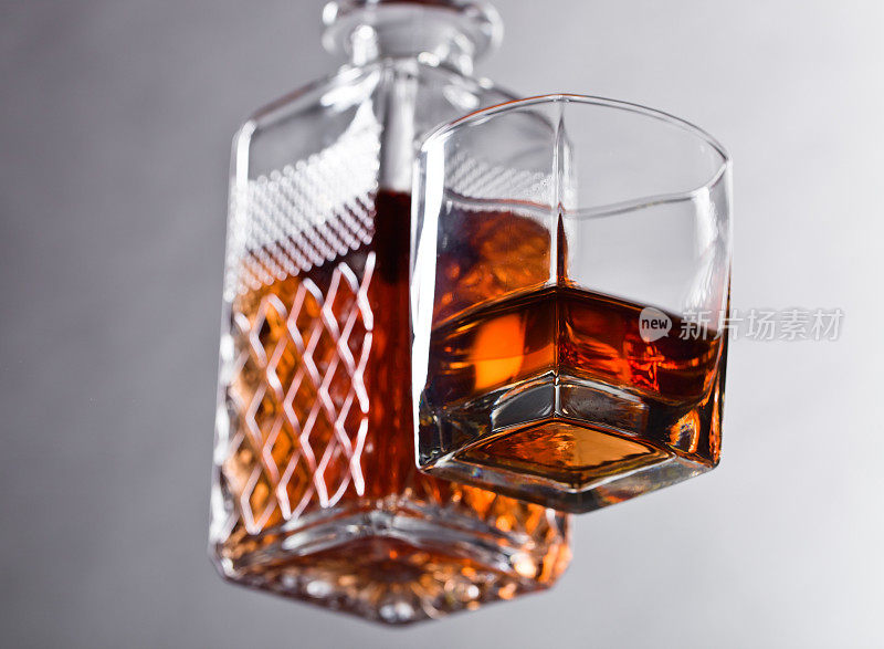 酒吧的玻璃桌上放着威士忌。