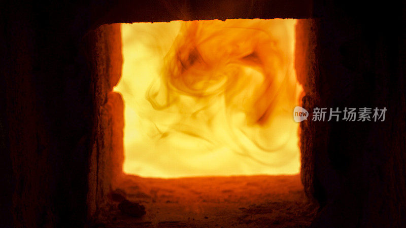 瓷窑里燃烧着炽热的火焰。