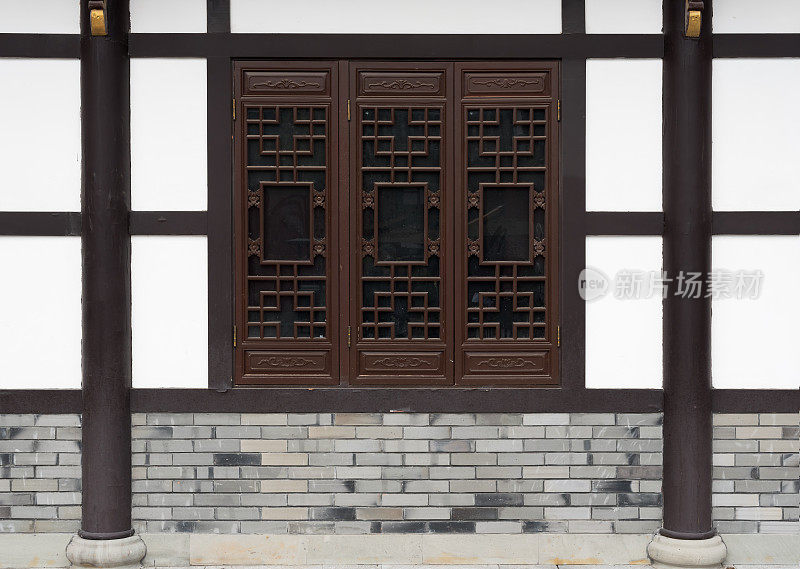 传统中式窗户，砖和白墙
