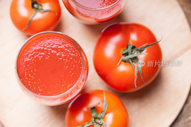 西红柿和几杯新鲜番茄汁