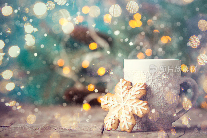 用可可、棉花糖、姜饼和圣诞装饰品制成的圣诞或新年礼物