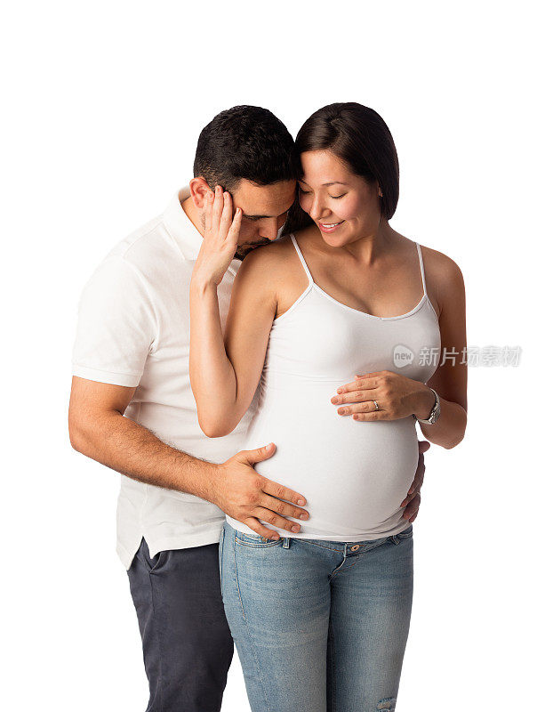浪漫的男人和怀孕的妻子微笑着拥抱在一起