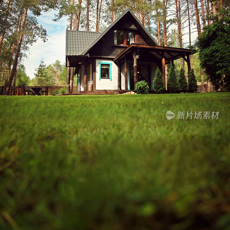 树林里的一间乡村小屋的照片