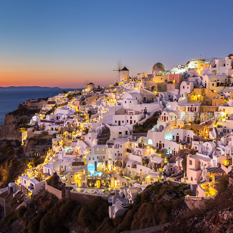 希腊圣托里尼岛日落时的伊亚村。