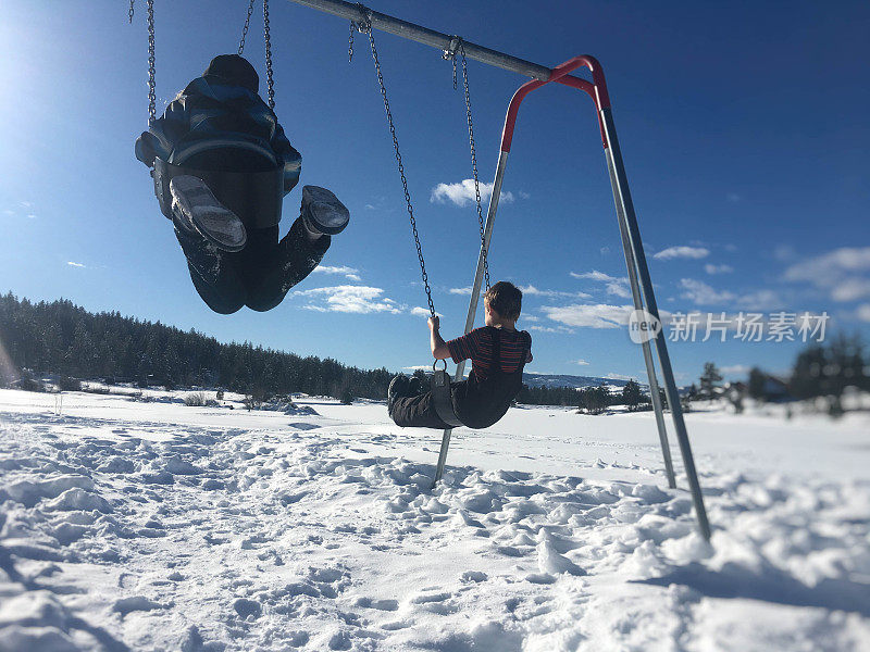 学校放假在雪地里