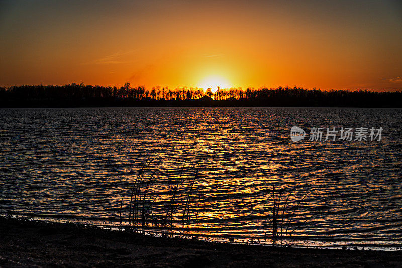 湖边的日落