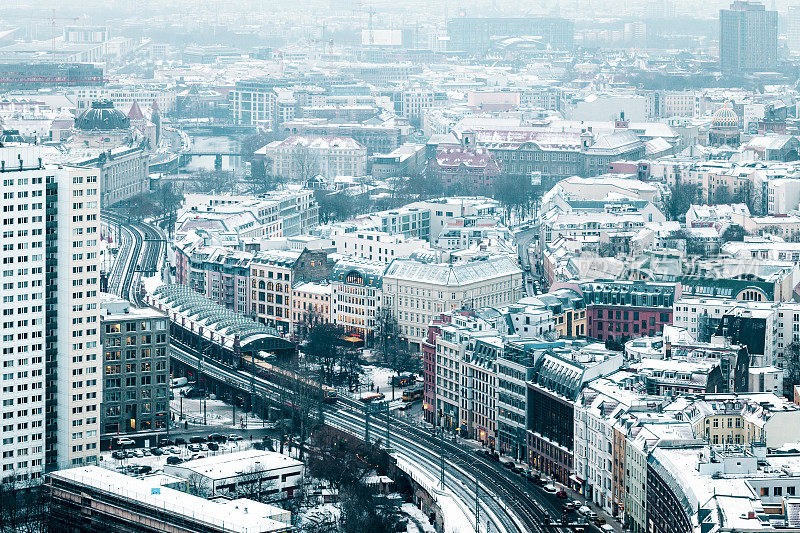 德国柏林被雪覆盖的屋顶鸟瞰图