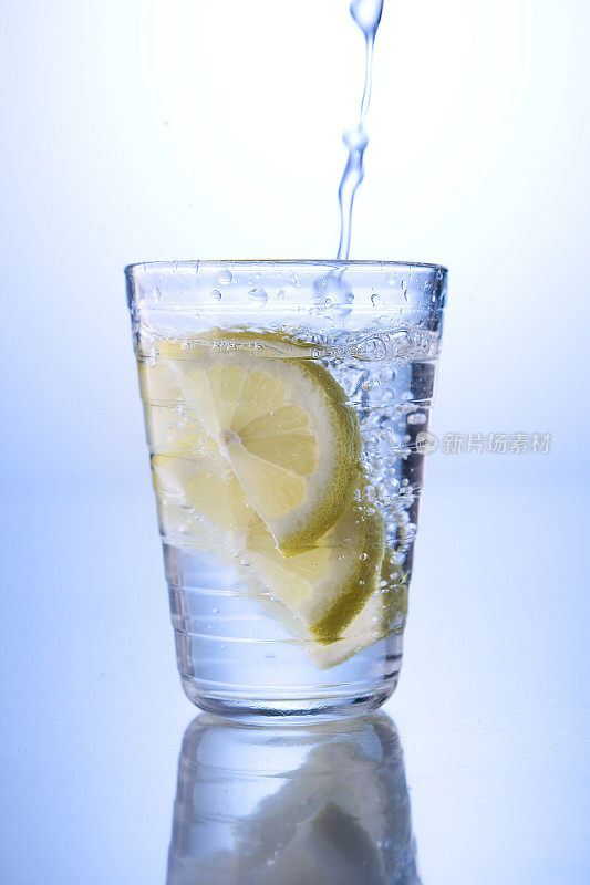 一杯加柠檬的冰水