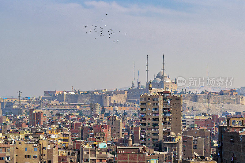 空中城市景观老开罗，埃及与古老的建筑和埃及城堡在远处