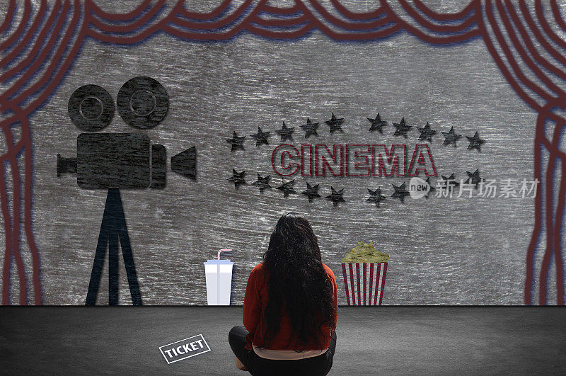 电影想象:女孩坐在黑板前