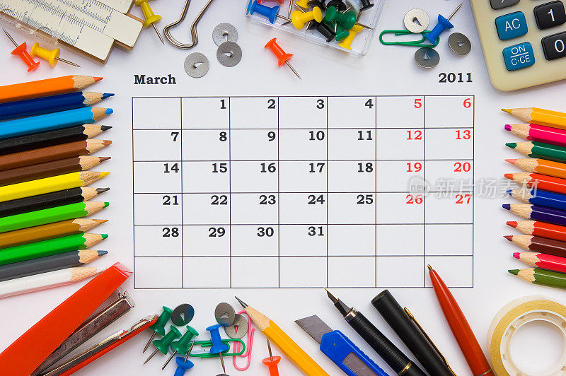 2011年的月度日历和办公用品