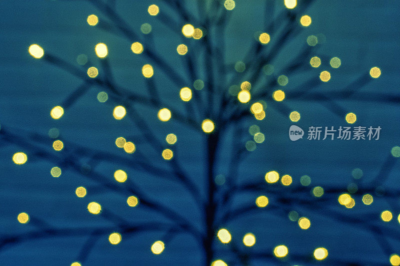 现代圣诞树上的散焦圣诞LED灯
