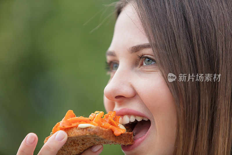 胡萝卜吃三明治