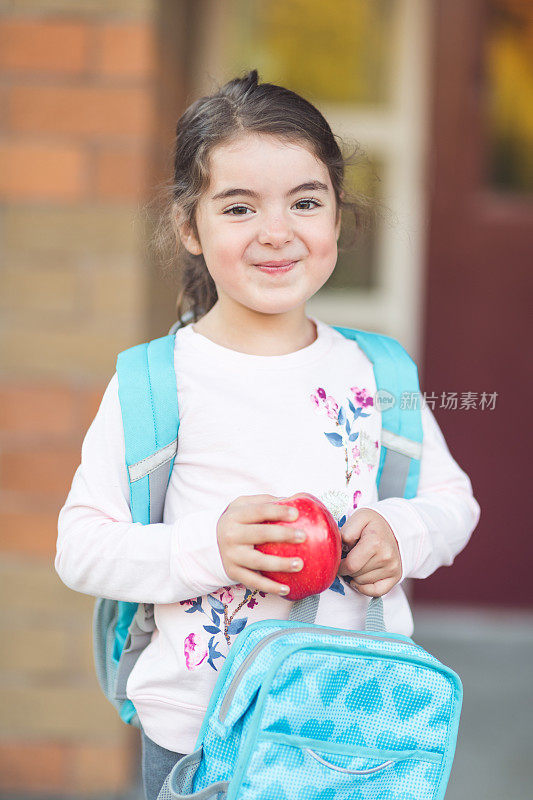 一个小女孩第一天上学的照片!