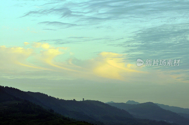 夕阳中的龙泉山