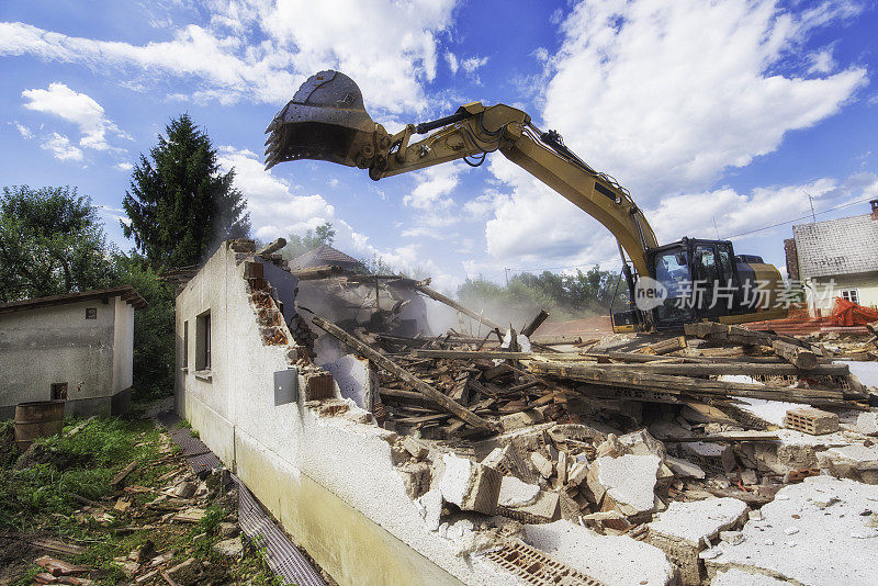 挖掘机摧毁了一所乡村房屋