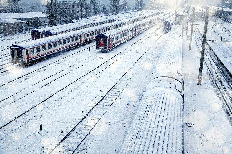 从高处俯瞰被雪覆盖的火车站和铁路