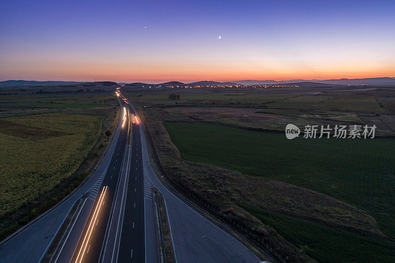 在保加利亚特拉基亚高速公路上的黄昏，无人机拍摄长时间曝光