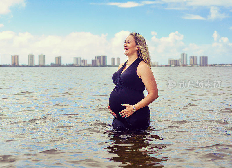 站在海边的孕妇