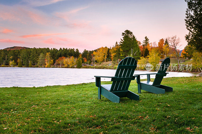 湖边的绿色阿迪朗达克椅子