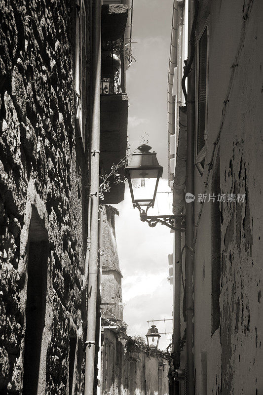西班牙加利西亚的穆罗斯狭窄街道上古老的石头立面。