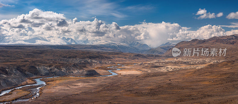 阿尔泰山脉,俄罗斯。独特的“火星”景观是一个非常不寻常的地区，位于俄罗斯、中国、蒙古和哈萨克斯坦边境附近。从多彩的粘土和河流如画的风景
