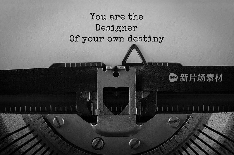 你是自己命运的设计者，用老式打字机打字