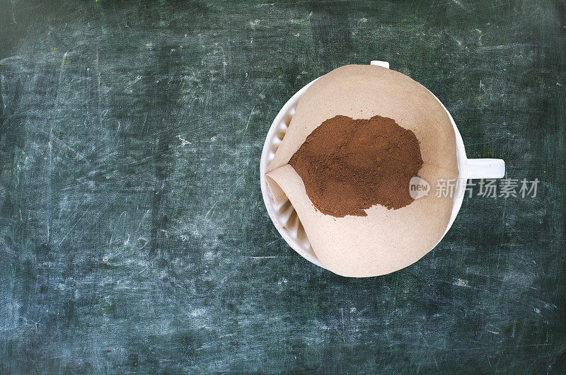 咖啡在一个旧的陶瓷咖啡过滤器