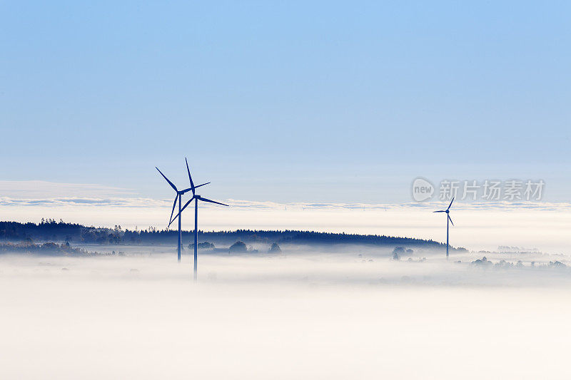 雾中的风力涡轮机