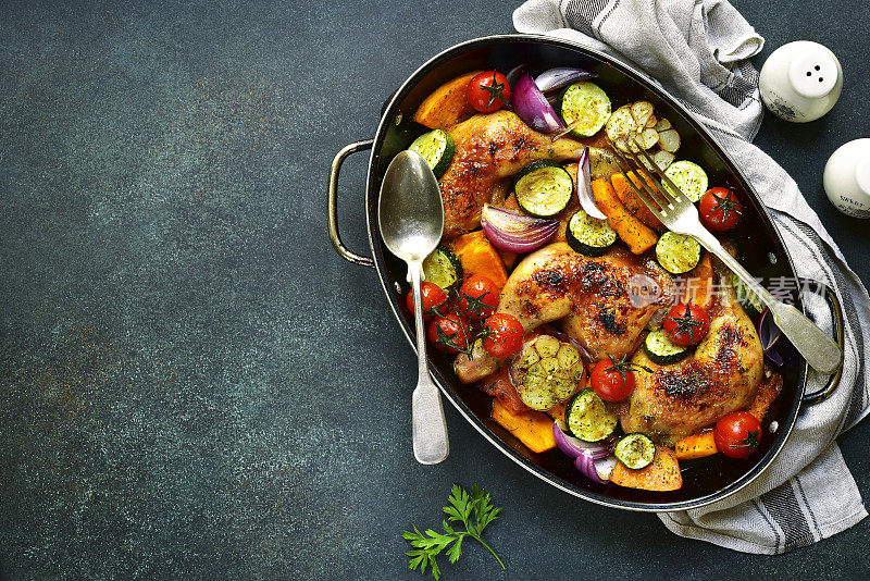 鸡腿和蔬菜在平底锅里烤