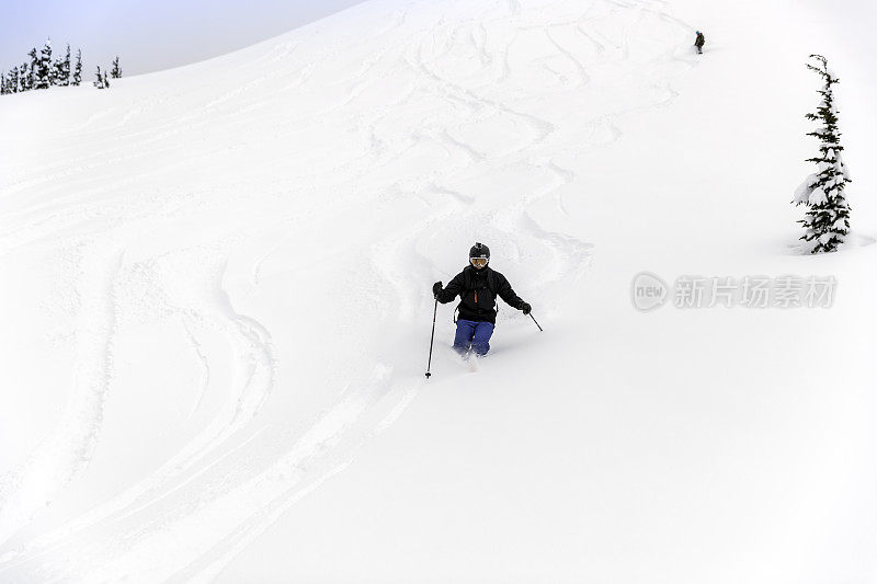 高山滑雪者在行动在新粉雪