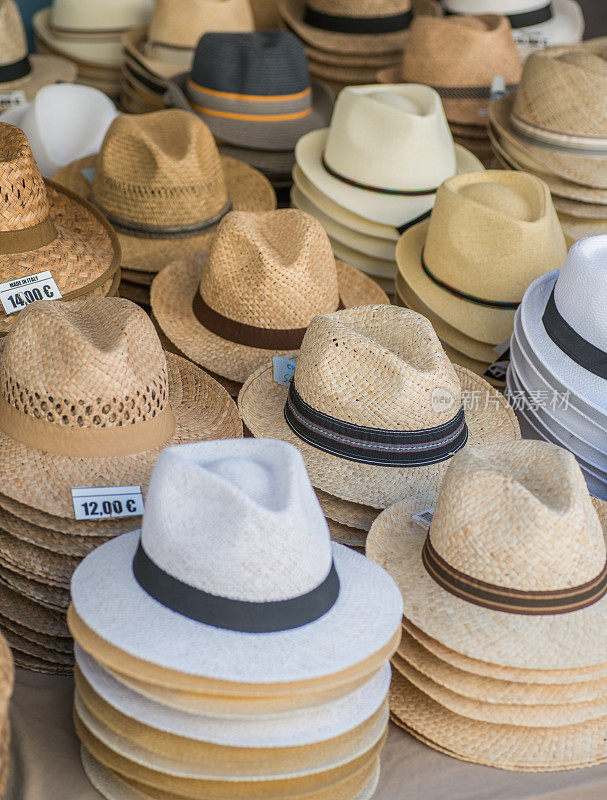 市场上有许多帽子