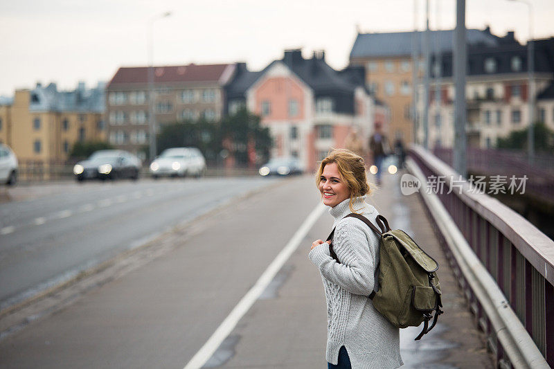 一个背着背包的女人走在街上