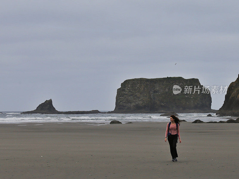 女徒步旅行者背包，奥林匹克落基海岸，华盛顿