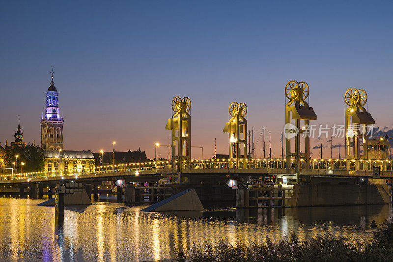 坎彭市的一座桥，在夜晚的IJssel河