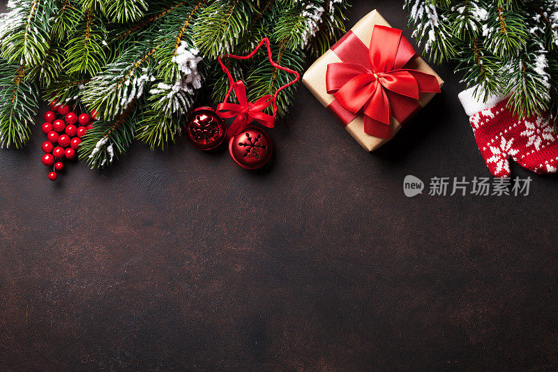 圣诞树和装饰的圣诞背景
