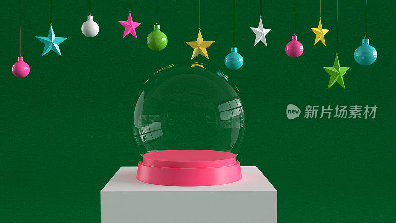 空的雪花玻璃球与粉红色的托盘在白色的讲台上，在绿色的画布背景与悬挂彩色的球和星星装饰。